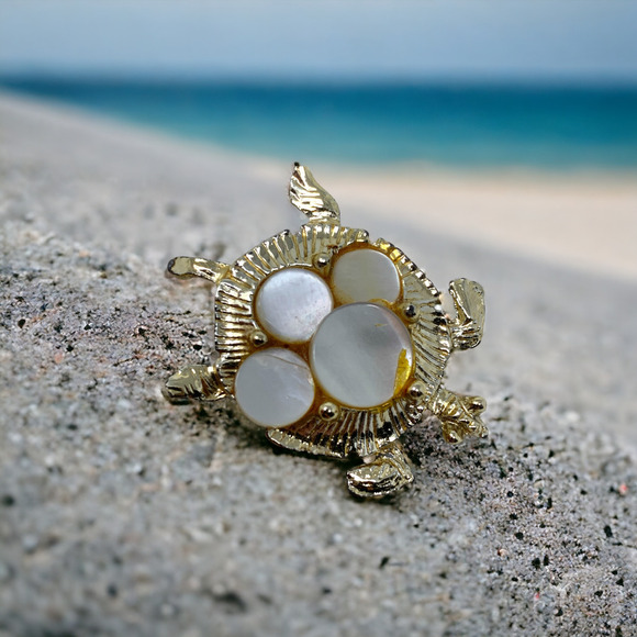 Vintage 1960's Sea Turtle Terrapin Mini Brooch Scatter Pin MOP Shell Mid Century - Picture 1 of 3